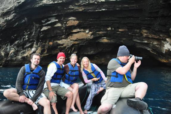 Rafa, Friso, Ana, Maria e Henning em passeio de 'panga' (bote inflável) em Rocca Redonda, na Isla Isabel, em Galápagos